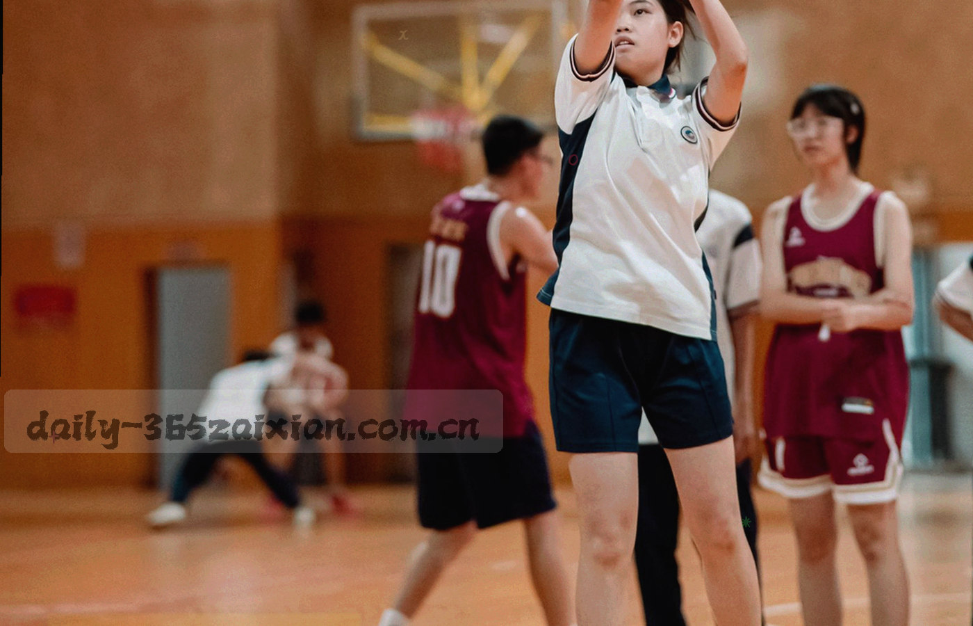笔记本电脑屏幕上显示左侧固定索引栏与右侧滚动内容区，旁边放着记事本和一支笔